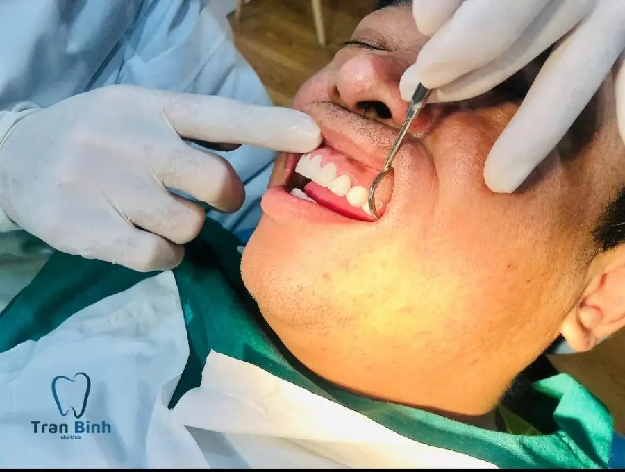 Bác sĩ Bình kiểm tra sau khi lắp răng sứ toàn hàm
